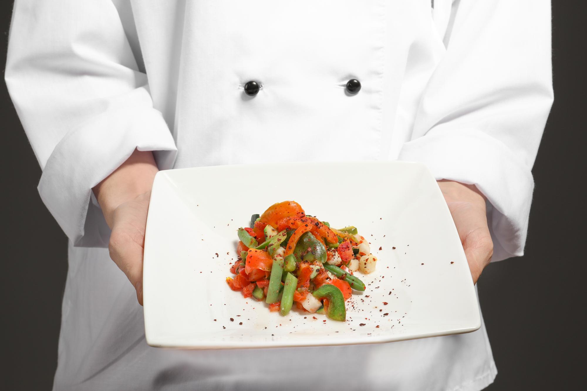 Chef che mostra un piatto preparato durante una lezione online